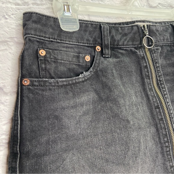 Free People We The Free Zip It Up Mini Skirt Size 31 (L 12) Denim Raw Hem Black - Picture 4 of 7